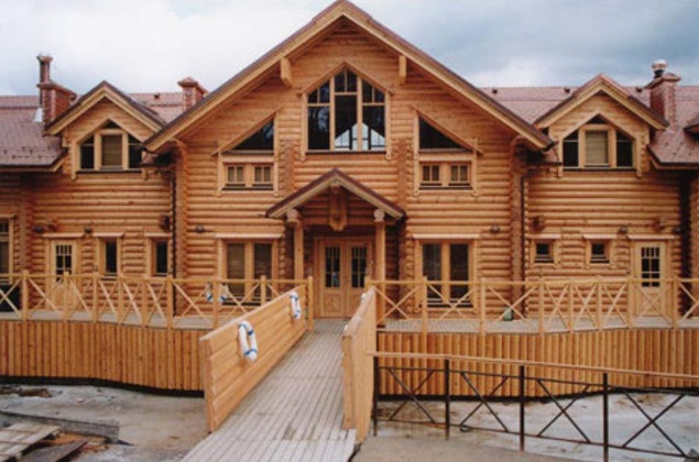 Большой деревянный дом