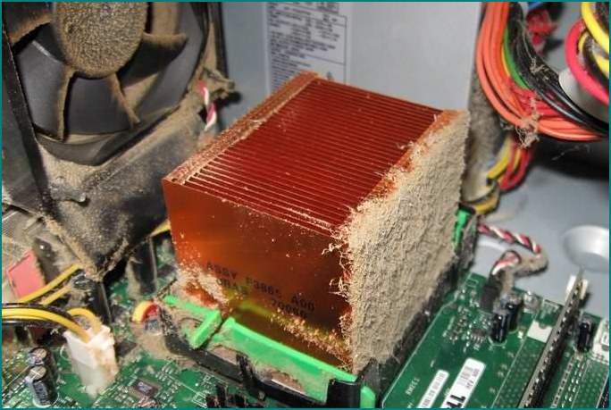 Заросший пылью компьютер - Грязный компьютер