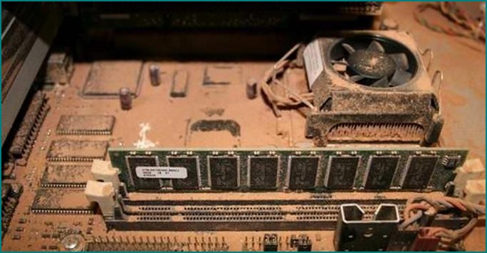 Заросший пылью компьютер - Грязный компьютер
